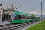 Be 6/8 Flexity 5037 mit einer Weihnachtsdekoration, auf der Linie 14, fährt am 28.11.2022 bei der Haltestelle Gempenstrasse ein.