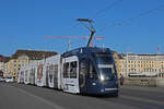 Be 6/8 Flexity 5028 mit der Werbung für die Basler Museen, auf der Linie 6, überquert am 31.05.2023 die Mittlere Rheinbrücke.