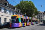 Be 6/8 Flexity 5042  Flaneur Stadt Zauber , auf der Linie 8, fährt am 14.06.2023 den Steinenberg hinunter zur Haltestelle Barfüsserplatz.