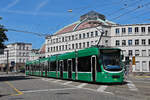 Be 6/8 Combino 316, auf der Linie 8, fährt am 02.09.2023 zur Haltestelle am Bahnhof SBB.