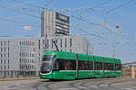 Be 4/6 Flexity 6013, auf der Linie 15, überquert am 17.08.2023 die Münchensteinerbrücke.