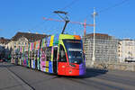 Be 6/8 Flexity 5042  Flaneur Stadt Zauber , auf der Linie 14, überquert am 09.09.2023 die Mittlere Rheinbrücke.