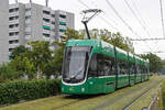 Be 6/8 Flexity 5044, auf der Linie 6, fährt am 17.08.2023 zur Haltestelle Hirzbrunnen/Claraspital.