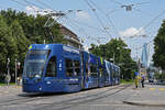 Be 6/8 Flexity 5040  Federer Express , auf der Linie 8, fährt am 10.07.2023 zur Haltestelle am Bahnhof SBB.