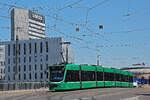 Be 6/8 Combino 317, auf der wegen einer Grossbaustelle zwischen Hardstrasse und Pratteln umgeleitete Linie 14, überquert am 14.06.2023 die Münchensteinerbrücke.