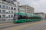 Be 6/8 Flexity 5019, auf der Linie 1, überquert am 19.04.2023 die Dreirosenbrücke.