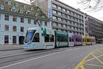 Be 6/8 Flexity 5007 mit der Baloise Werbung, auf der Linie 6, fährt am 19.02.2024 zur Haltestelle Theater.