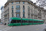 Be 6/8 Flexity 5037, auf der Linie 1, fährt am 19.02.2024 zur Haltestelle Markthalle.