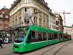 Basel BVB_Immer wieder ein Erlebnis, die Basler Fasnacht und ganzjährig der Trambetrieb. Eine besondere Atmosphäre in der Innenstadt vor den großen Umzügen : noch fahren die Bahnen durchs Stadtzentrum, während immer mehr Guggen-Musiker und übrige Kostümierte die Straßen füllen und das Drämmli sich nach und nach zurückzieht und die Innenstadt ganz den Fasnachtern gehört. Combino 325 am Marktplatz.__02-2024