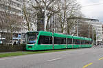 Be 6/8 Combino 325, auf der Linie 8, fährt am 19.02.2024 zur Haltestelle am Bahnhof SBB.