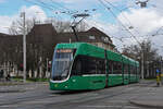 Be 4/6 Flexity 6017, auf der wegen der gesperrten Margarethenbrücke umgeleiteten Linie 16, fährt am 19.02.2024 zur Haltestelle am Bahnhof SBB.