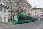 Be 6/8 Flexity 325, auf der Linie 14, fährt am 08.01.2024 den Steinenberg hinunter zur Haltestelle Barfüsserplatz.