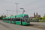 Be 6/8 Flexity 5031, auf der Linie 2, überquert am 08.04.2024 die Wettsteinbrücke.