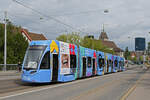 Be 6/8 Flexity 5034 mit der Werbung für Universitäres Zentrum Basel für Zahnmedizin (UZB), auf der wegen einer Grossbaustelle am Steinenberg umgeleiteten Linie 6, überquert am