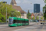 Be 6/8 Flexity 5030, auf der wegen einer Grossbaustelle am Steinenberg umgeleiteten Linie 6, überquert am 15.04.2024 die Wettsteinbrücke. 