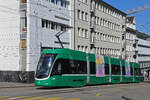Be 4/6 Flexity 6003, auf der Linie 16, fährt am 07.03.2025 die Innere Margarethenstrasse hoch zur Haltestelle Markthalle.