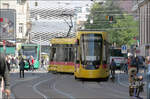 Fahrschulwagen -     Ein Stadler Tina-Tram auf Fahrschulfahrt biegt am Claraplatz in die Untere Rebgasse ab.