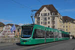 Be 6/8 Combino 304, auf der Linie 8, überquert am 03.11.2025 die Mittlere Rheinbrücke.