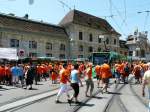 BVB - am 21.06.2008 um ca 14.45 Uhr vor dem Bahnhof SBB in Basel sucht sich das Combino Tram Be 6/8 316 im Schrittempo den weg durch die vielen Hollndischen Fussball Fan`s 