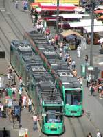Im Sommer 2009 konnte man von einem Gerst aus auf den Marktplatz schauen und beobachten wie die Tramzge auf die Haltestelle fahren.