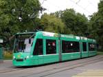 Be 6/8 Combino mit der Betriebsnummer 325 bedient die Haltestelle Bundesplatz Richtung Neuweilerstrasse.