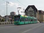 Be 6/8 Combino mit der Betriebsnummer 322 berquert die Mittlere Rheinbrcke Richtung Schifflnde.