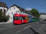 Dreiwagenzug mit dem FCB Be 4/4 490 an der Spitze fhrt den Steinenberg hinunter.