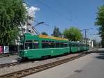 Dreiwagenzug mit dem Motorwagen 478 an der Spitze wartet in Pratteln auf seine Abfahrtszeit.