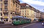 Basel Tw 622 bef�hrt von der Greifengasse aus die Mittlere Br�cke, 24.09.1987.