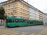 Be 4/6 S mit der Betriebsnummer 680 und der B4 1499 auf der Linie 2 unterwegs zur Haltestelle Messeplatz in Basel.