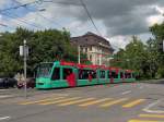 Combino mit der Betriebsnummer 312 vor der Einfahrt zum Bahnhof SBB in Basel.