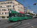 Dreiwagenzug mit dem Be 4/4 499 und dem B4S 1493 und dem Be 4/4 467 auf der Linie 1 fhrt auf die Haltestelle Dreirosenbrcke in Basel ein.