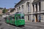 Be 4/4 mit der Betriebsnummer 458 und einem B4S auf der Linie 15 fahren den Steinenberg hinauf zur Haltestelle Bankverein.