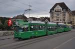 Be 4/6S mit der Betriebsnummer 661 und der B4 1457 auf der Linie 14 berqueren die Mittlere Rheinbrcke.