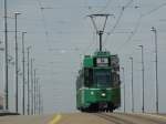 Dreiwagenzug mit dem Be 4/4 502 an der Spitze berquert einsam die Dreirosenbrcke.