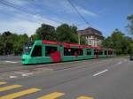 Combino mit der Betriebsnummer 304 wartet vor dem Lichtsignal beim Bahnhof SBB.