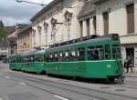 Dreiwagenzug mit dem Be 4/4 477, dem B4S 1470 und dem Be 4/4 475 auf der Linie 3 fahren den Steinenberg hinunter zur Haltestelle Barfsserplatz.