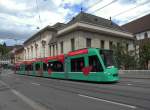 Combino mit der Betriebsnummer 308 auf der Linie 8 fhrt den Steinenberg hinunter zur Haltestelle Barfsserplatz.