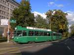 Dreiwagenzug mit dem Be 4/4 480 an der Spitze auf der Linie 3 kurz vor der Haltestelle Aeschenplatz.