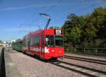 Dreiwagenzug mit dem Be 4/4 495 an der Spitze auf der Linie 14 fhrt zur Haltestelle Freidorf.