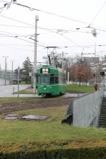 Hier schlngelt sich eine Strassenbahn durch das regnerische Basel am 3.12.2013 in Richtung des Bahnhofes Basel SBB