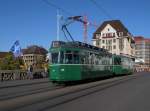 Be 4/4 464 und der B 1477 S auf der Linie 15 fahren ber die Mittlere Rheinbrcke.