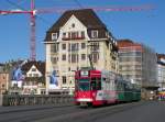 Dreiwagenzug mit dem Be 4/4 482 an der Spitze auf der Linie 14 berquert die Mittlere Rheinbrcke.