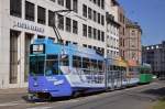 Be 4/6S mit der Betriebsnummer 662 und der Vollwerbung für die Basler Personenschifffahrt zusammen mit dem B 1437 auf der Linie 2 in der Elisabethenstrasse.