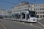 Be 6/8 Combino 301 mit der Tissot Werbung auf der Linie 8 kurz vor dem Bahnhof SBB.