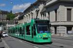 Be 6/8 Combino 325 auf der Linie 8 fährt den Steinenberg hinauf zur Haltestelle Bankverein.