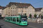 Be 6/8 Combino 313 auf der Linie 6 überquert die Mittlere Rheinbrücke.