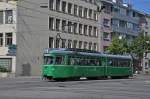 Be 4/6 624 auf der Linie 21 fährt zur Haltestelle Dreirosenbrücke.