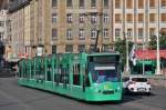 Be 6/8 Combino 319 auf der Linie 8 überquert die Mittlere Rheinbrücke.