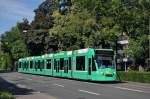 Be 6/8 Combino 325 auf der Linie 8 kurz vor der Haltestelle Aeschenplatz.